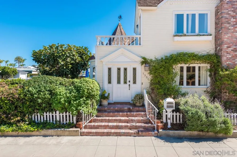 7337 Olivetas Ave La Jolla, CA 92037