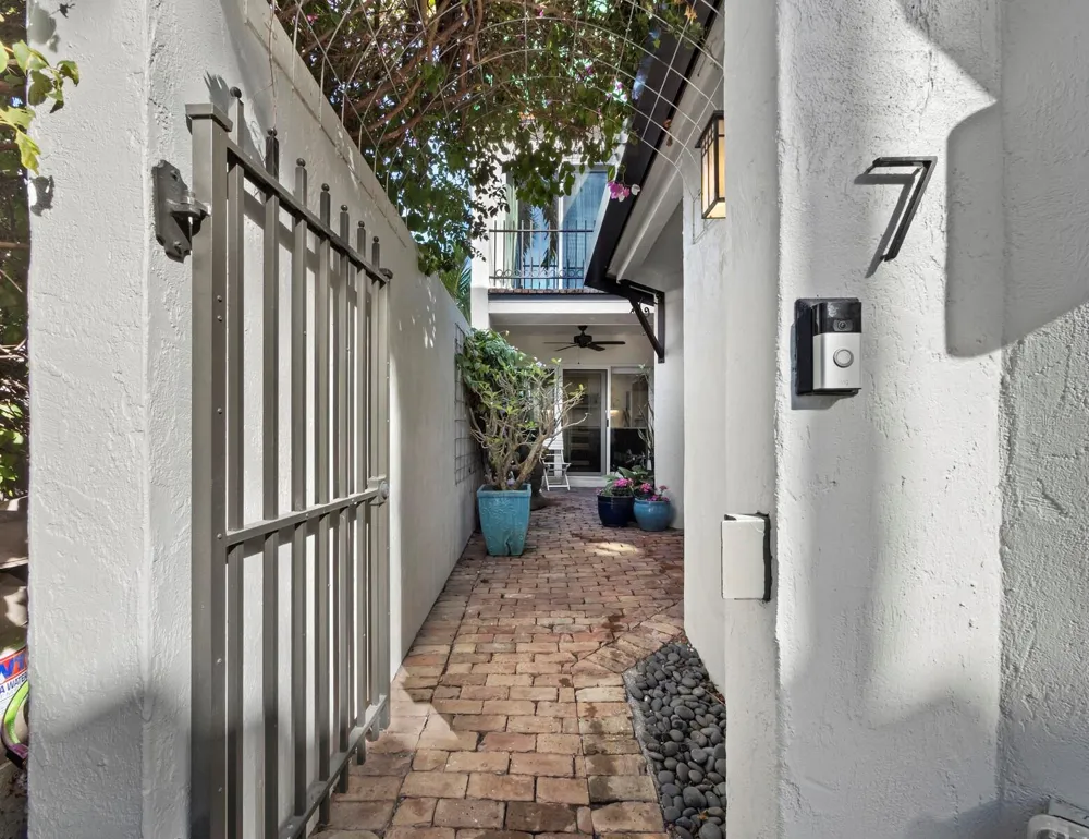 200 COCOANUT AVENUE #7 Sarasota, FL 34236