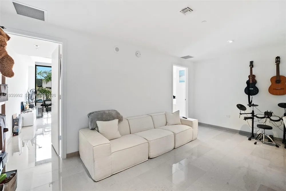 68 SE 6th Street #805 Miami, FL 33131
