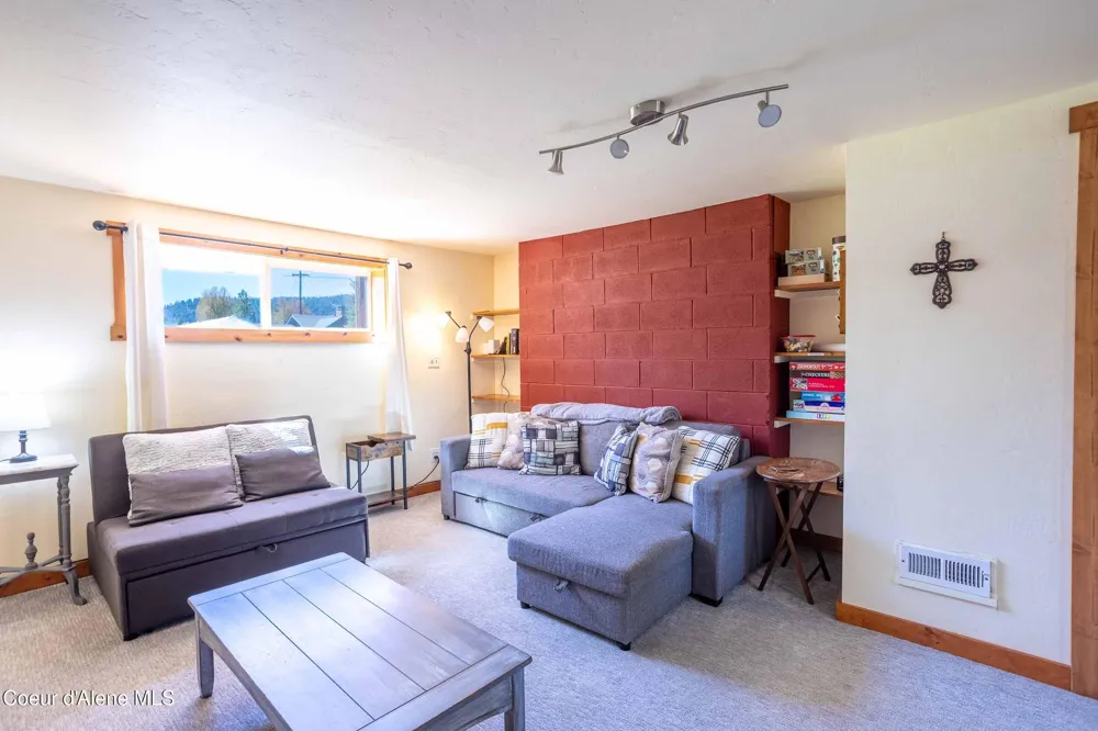 211 4th st Dover, ID 83825