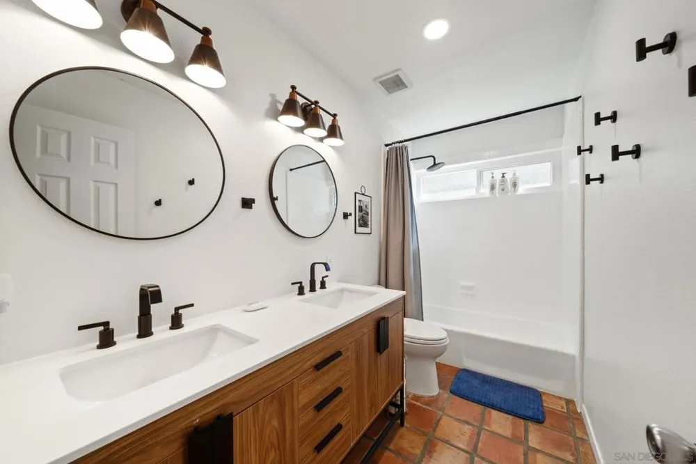 7806 Via Capri La Jolla, CA 92037