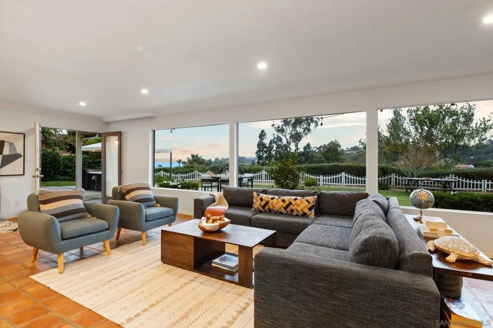 7806 Via Capri La Jolla, CA 92037