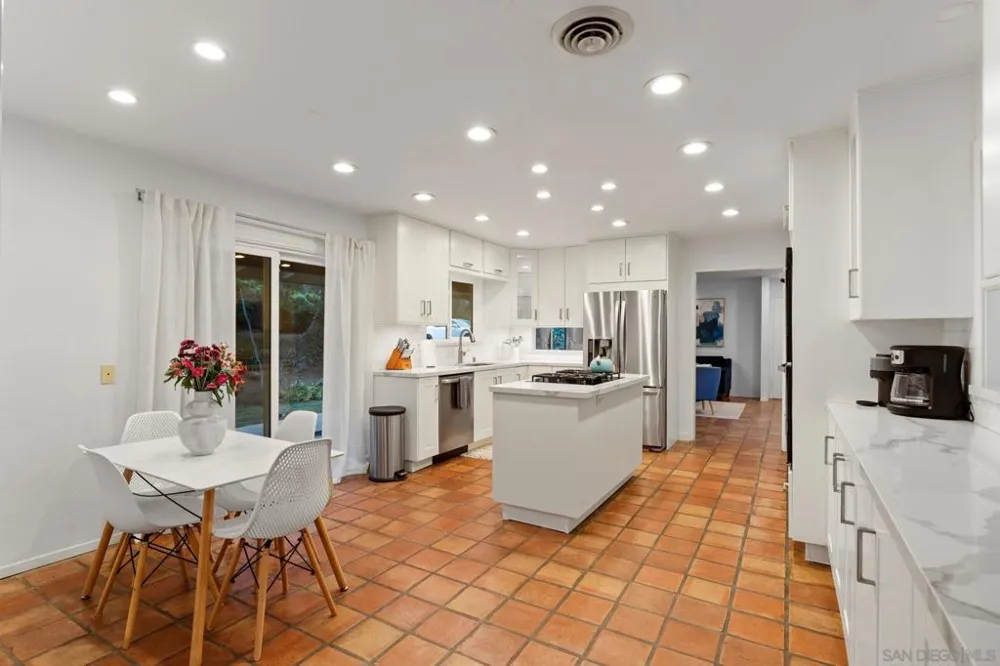 7806 Via Capri La Jolla, CA 92037