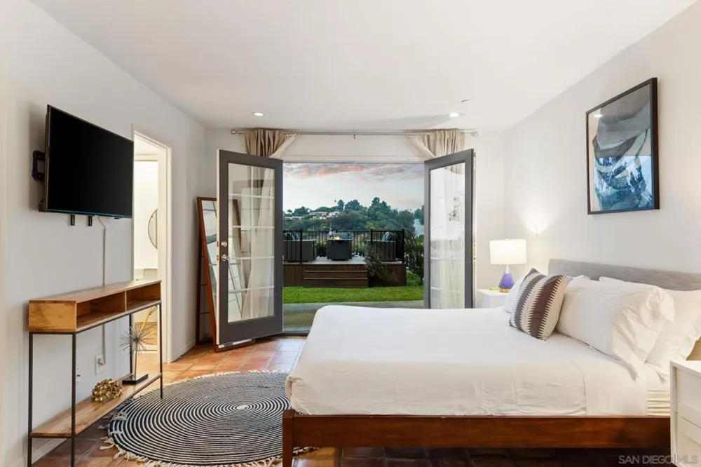 7806 Via Capri La Jolla, CA 92037