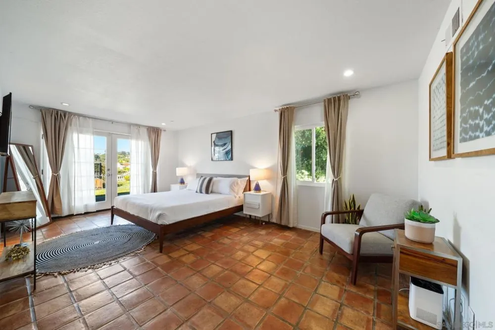 7806 Via Capri La Jolla, CA 92037