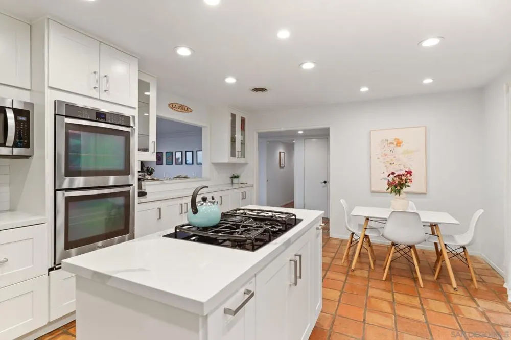 7806 Via Capri La Jolla, CA 92037
