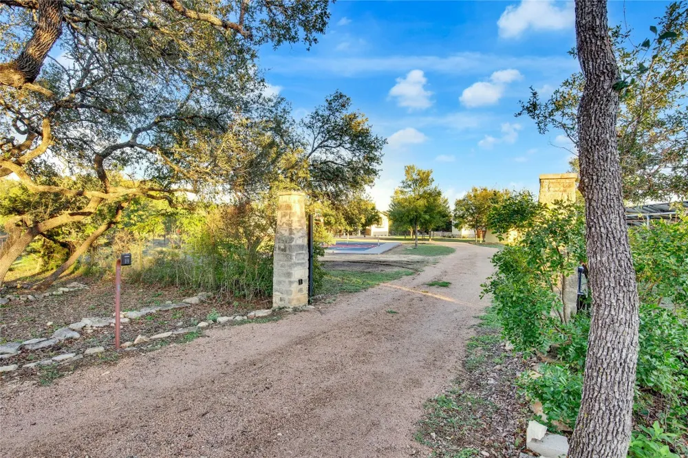 609 S Creekwood Drive Driftwood, TX 78619