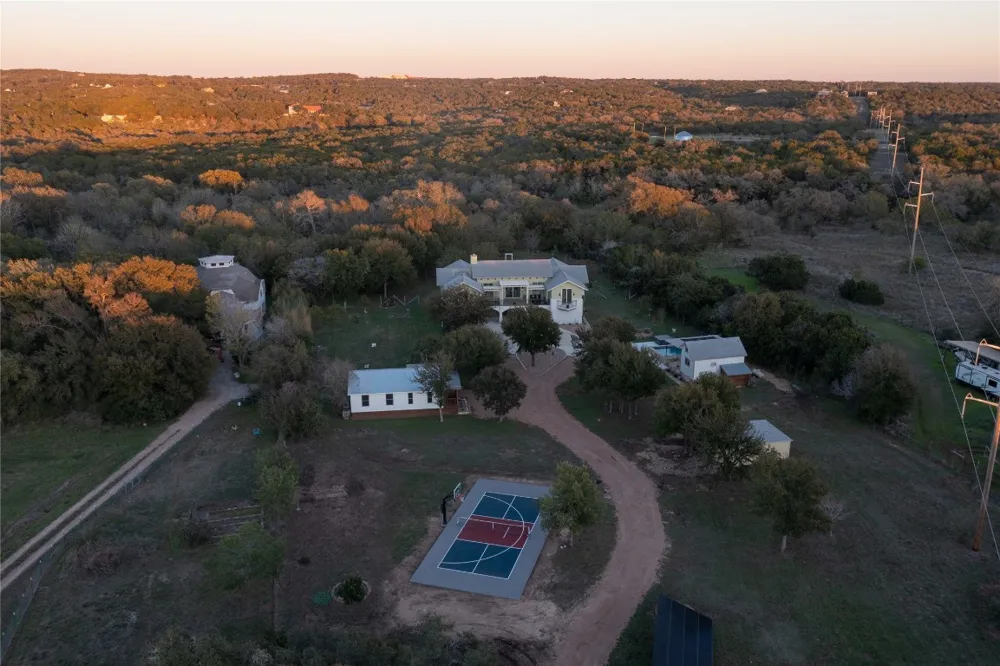 609 S Creekwood Drive Driftwood, TX 78619
