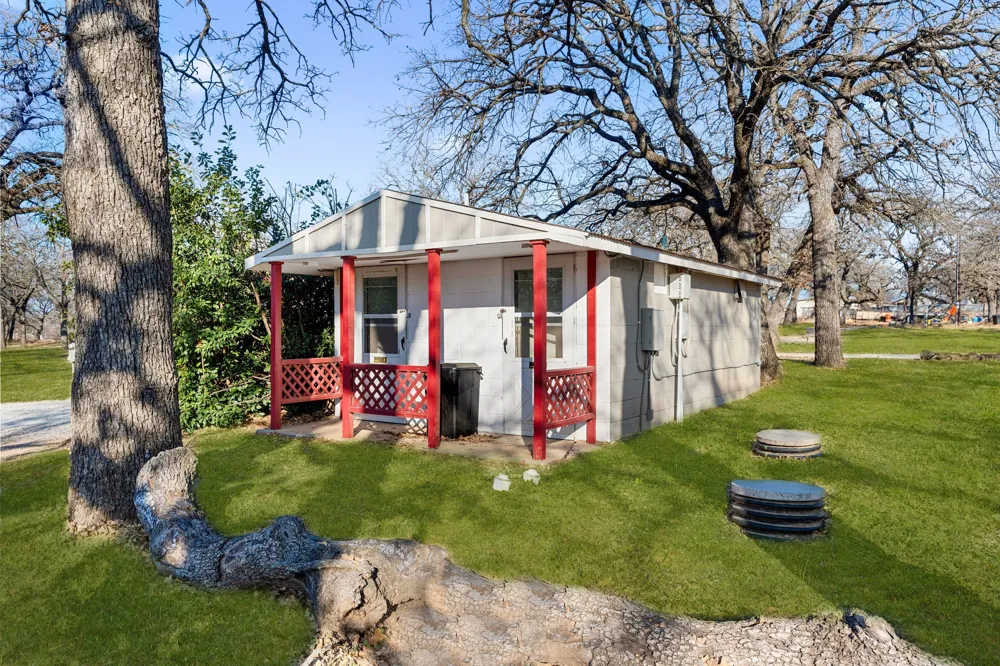 114 Private Road 2387 Alvord, TX 76225