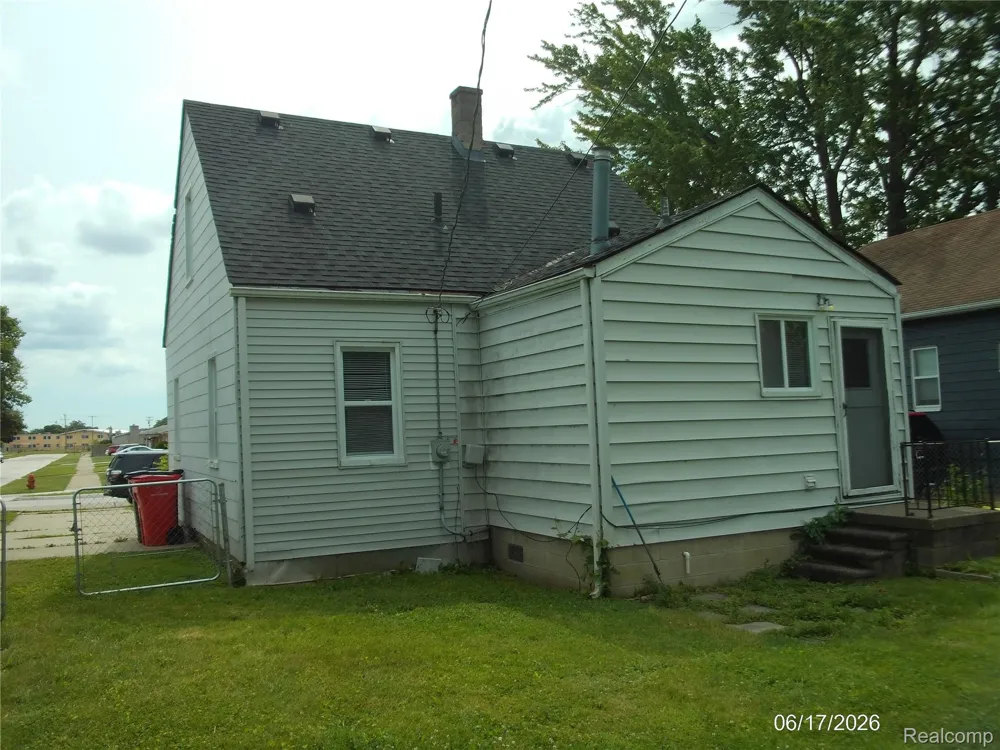 25627 Paige Street Roseville City, MI 48066