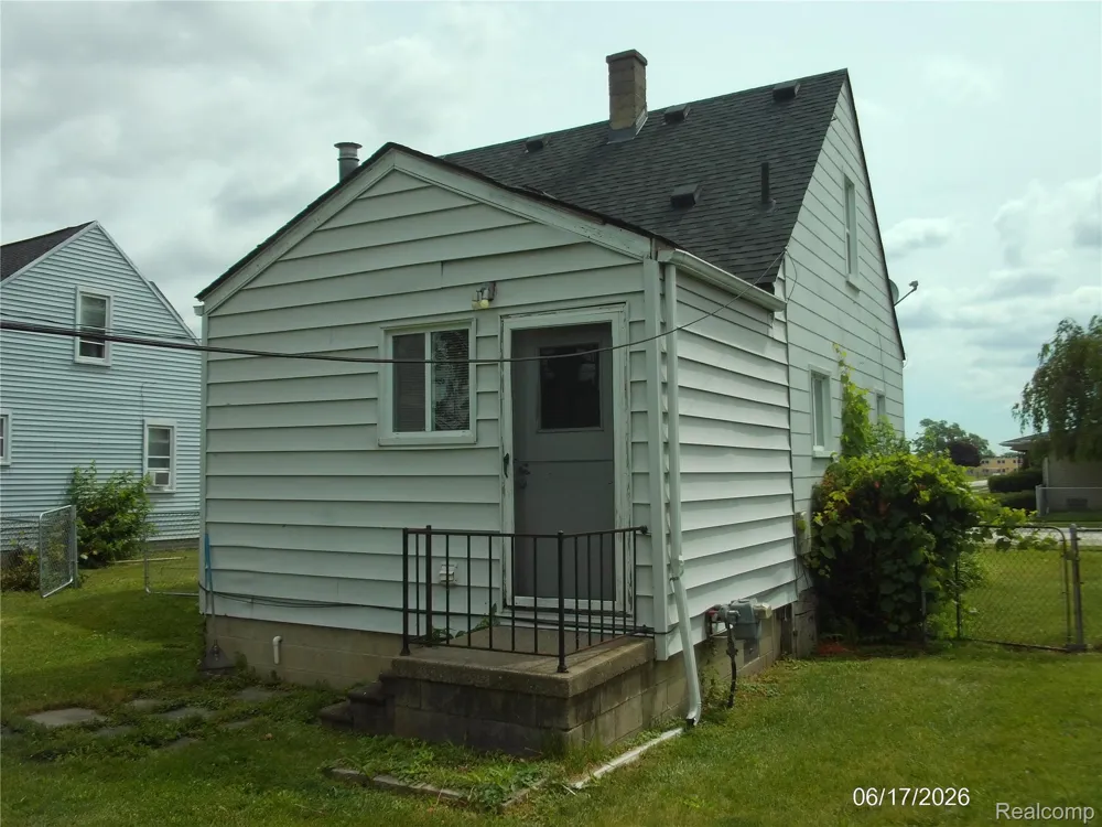 25627 Paige Street Roseville City, MI 48066