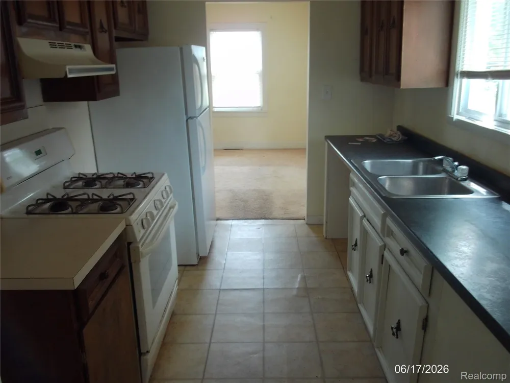 25627 Paige Street Roseville City, MI 48066