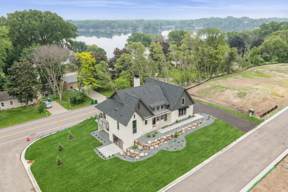 2706 Lakeview Court Little Canada, MN 55117