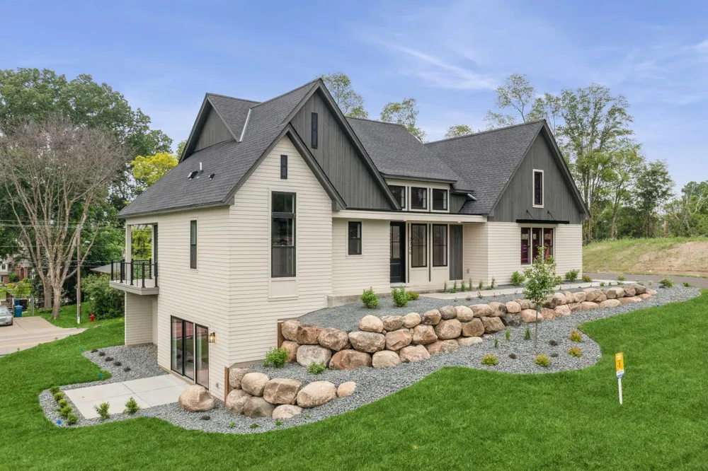 2706 Lakeview Court Little Canada, MN 55117