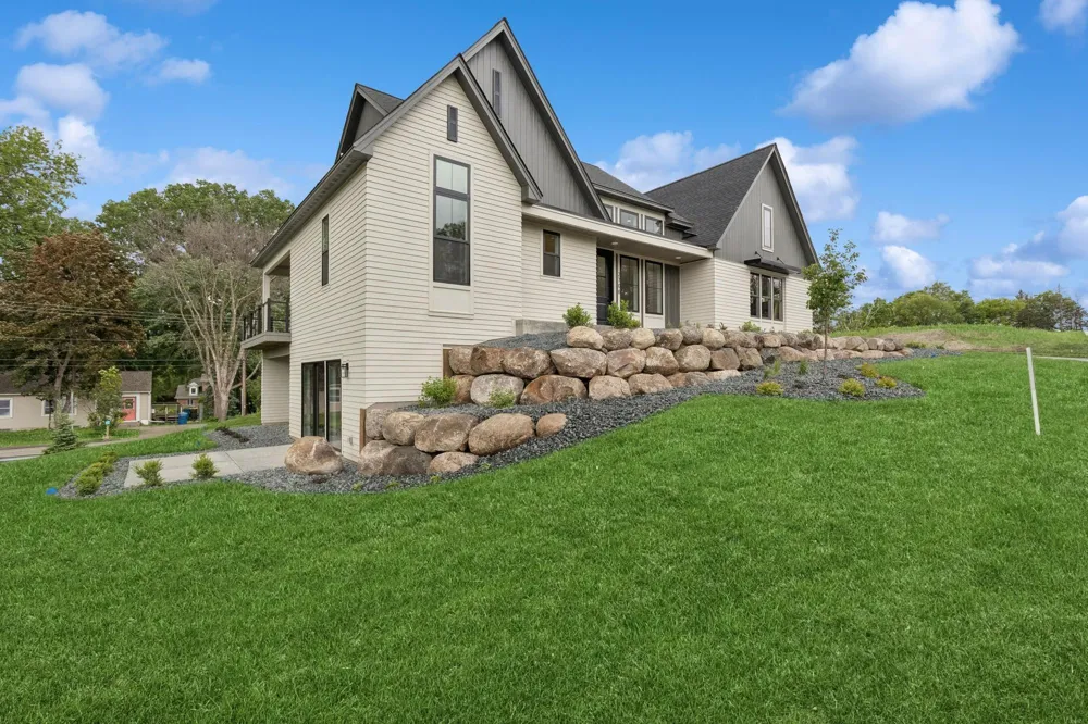 2706 Lakeview Court Little Canada, MN 55117