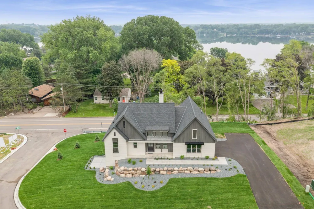 2706 Lakeview Court Little Canada, MN 55117