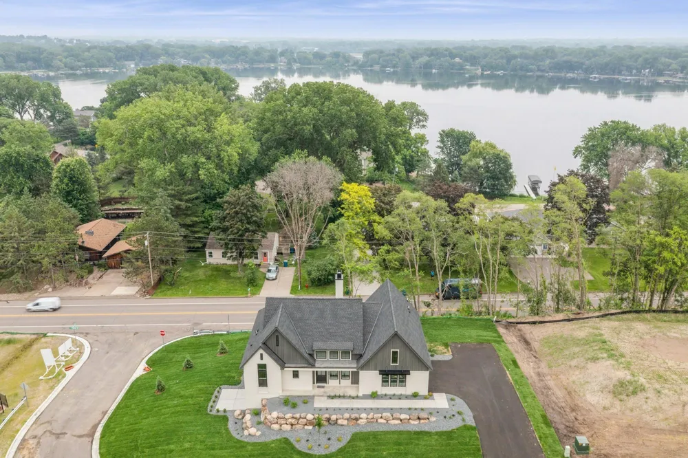 2706 Lakeview Court Little Canada, MN 55117
