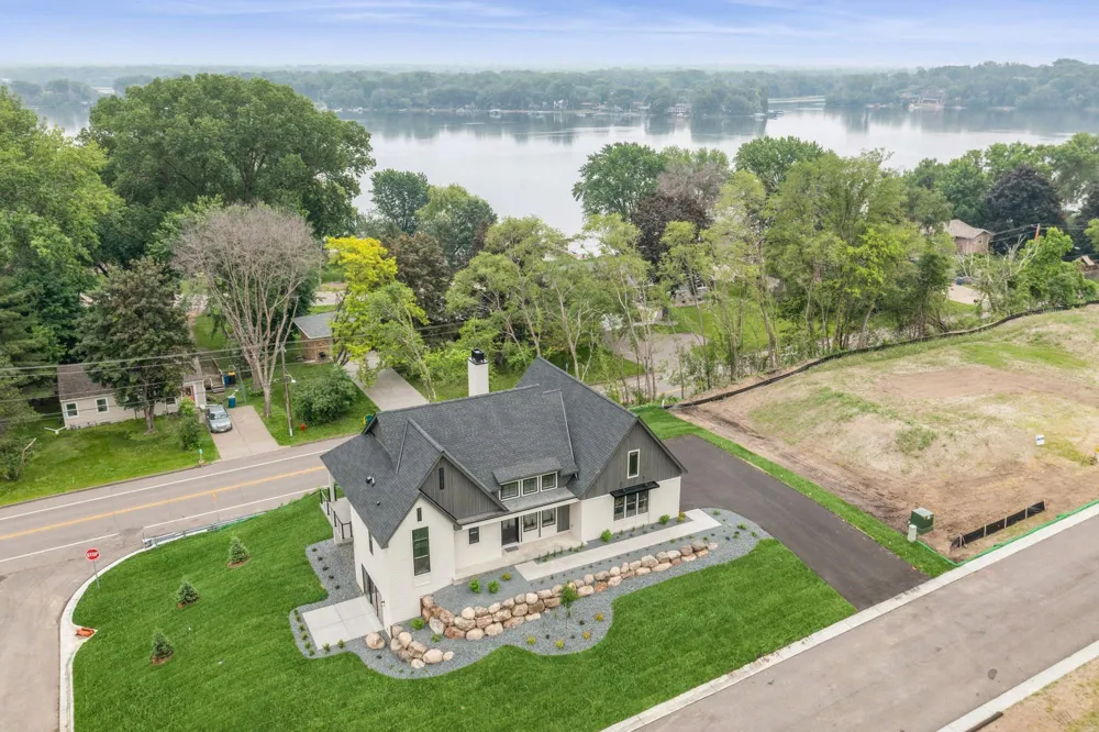 2706 Lakeview Court Little Canada, MN 55117