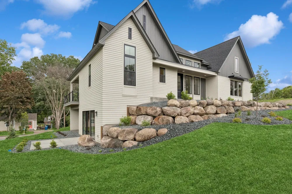 2706 Lakeview Court Little Canada, MN 55117