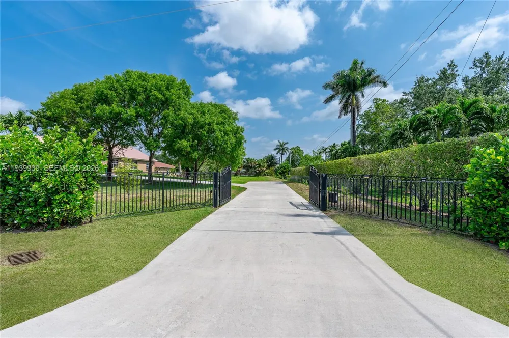 12851 Luray Rd Southwest Ranches, FL 33330