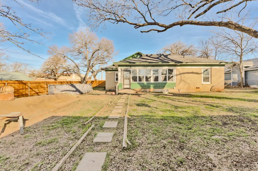 517 W Lamar Street Alvord, TX 76225