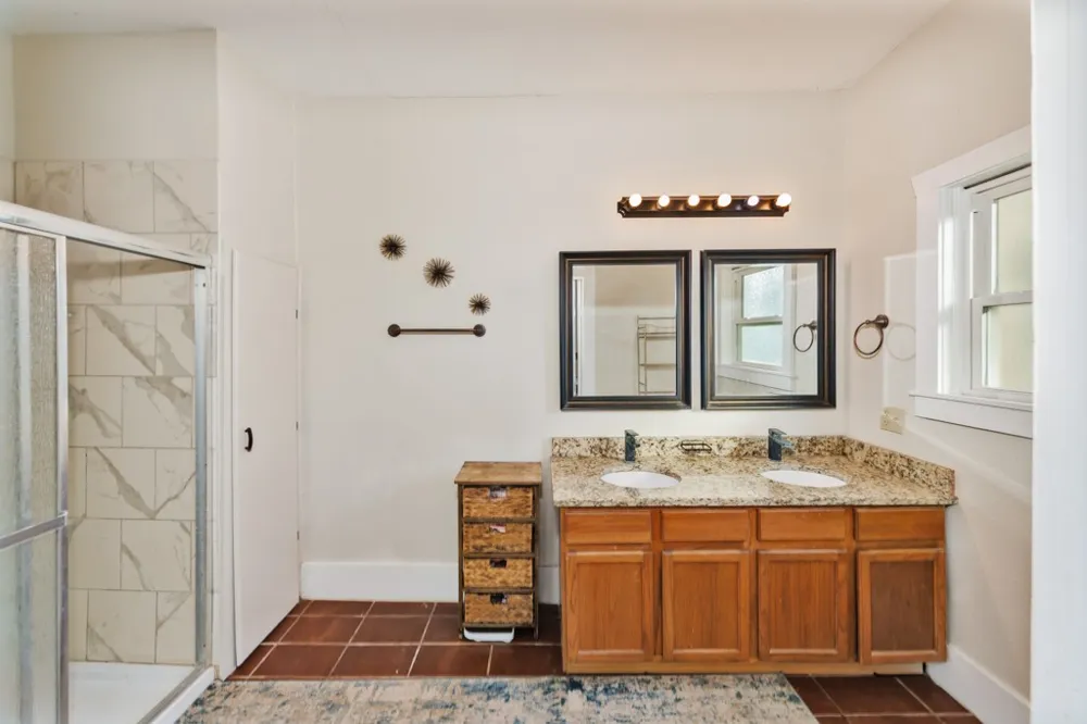 517 W Lamar Street Alvord, TX 76225