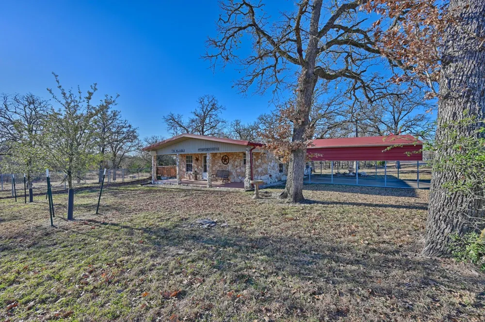 100 Choctaw Crest Somerville, TX 77879