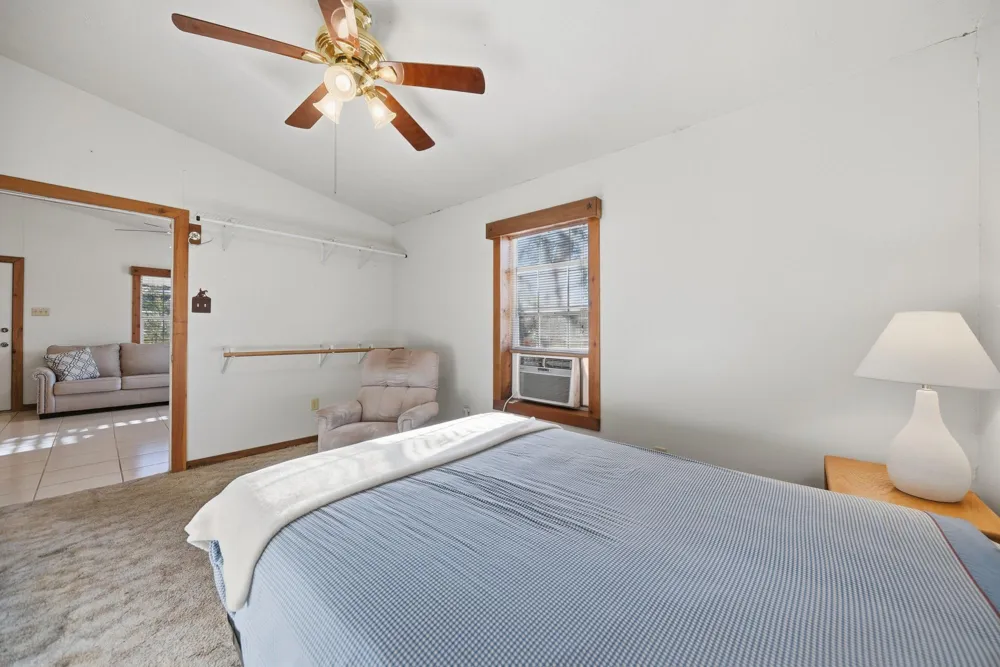 100 Choctaw Crest Somerville, TX 77879