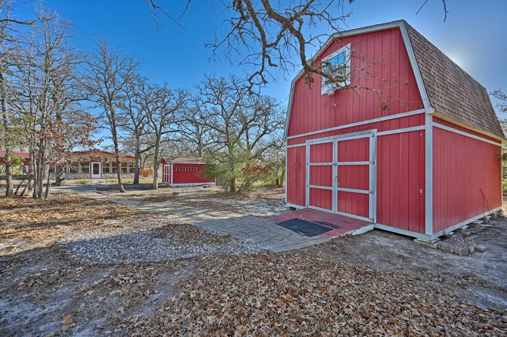 100 Choctaw Crest Somerville, TX 77879