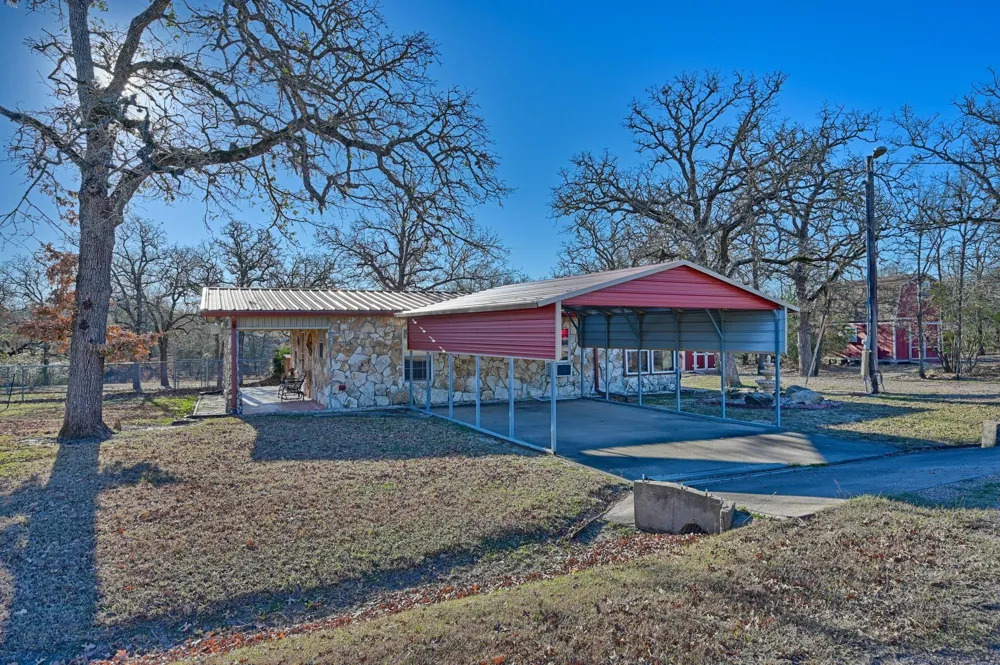 100 Choctaw Crest Somerville, TX 77879
