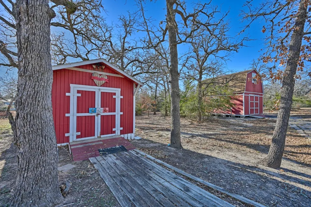 100 Choctaw Crest Somerville, TX 77879