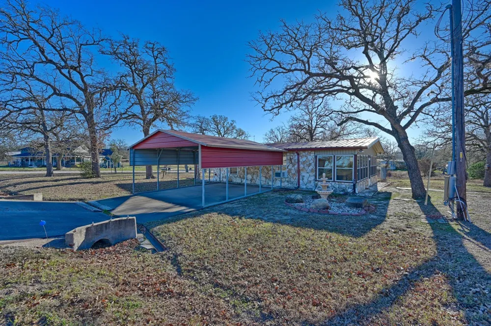 100 Choctaw Crest Somerville, TX 77879