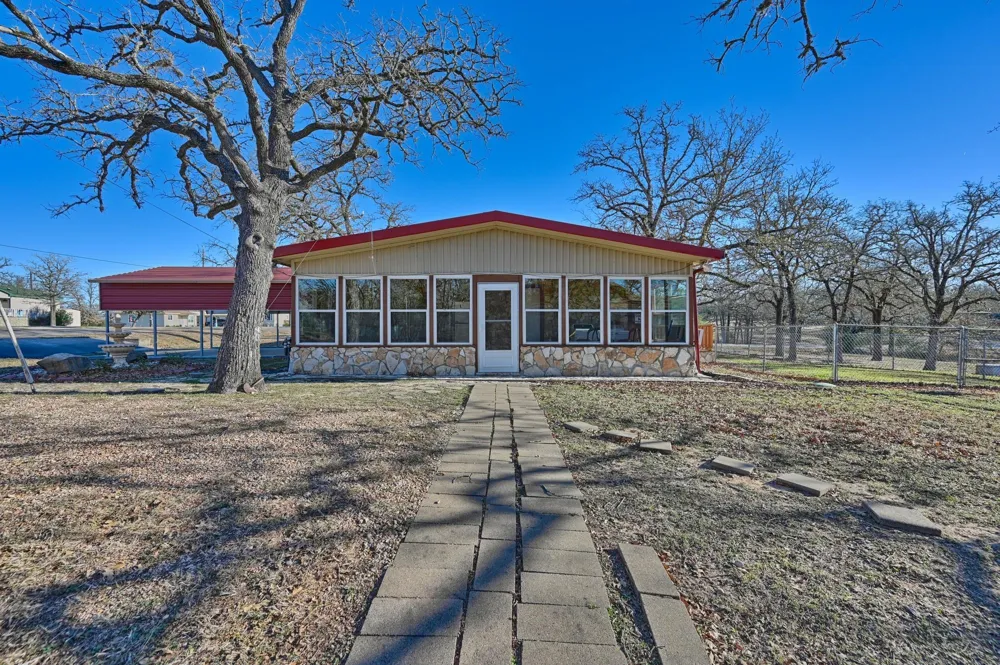 100 Choctaw Crest Somerville, TX 77879