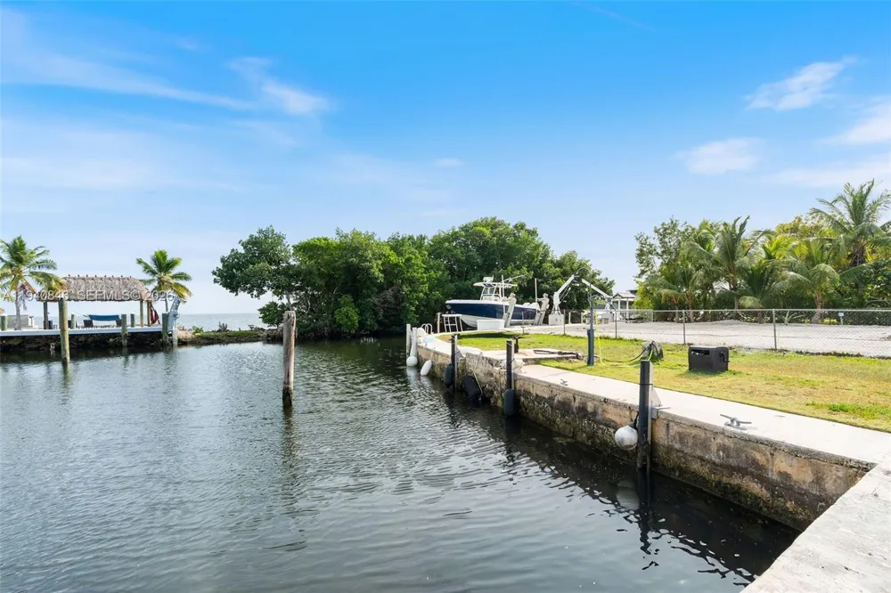 127 Seaside Ave Key Largo, FL 33037