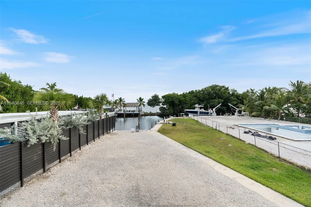 127 Seaside Ave Key Largo, FL 33037