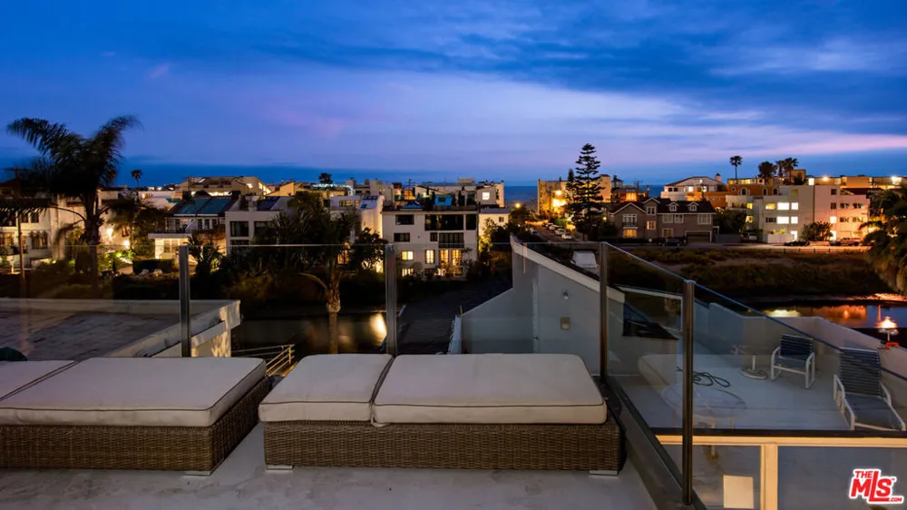 110 Topsail Mall Marina del Rey, CA 90292