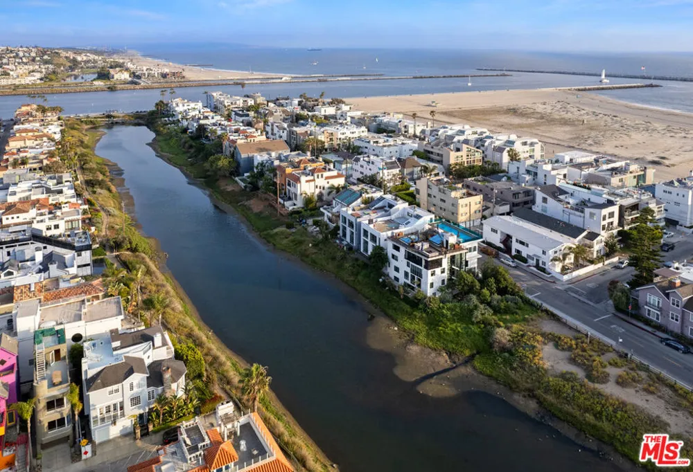 110 Topsail Mall Marina del Rey, CA 90292
