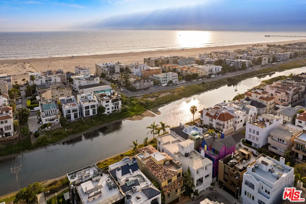 110 Topsail Mall Marina del Rey, CA 90292