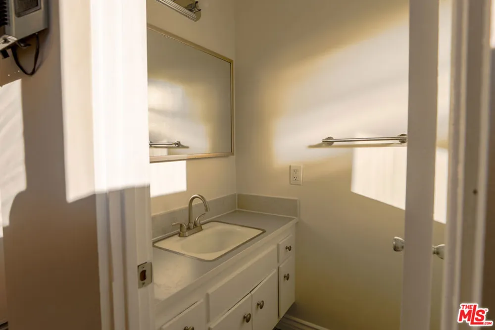 11131 ROSE AVENUE #25 Los Angeles, CA 90034