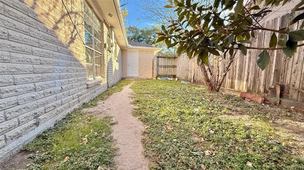 5702 Arncliffe Drive Houston, TX 77088
