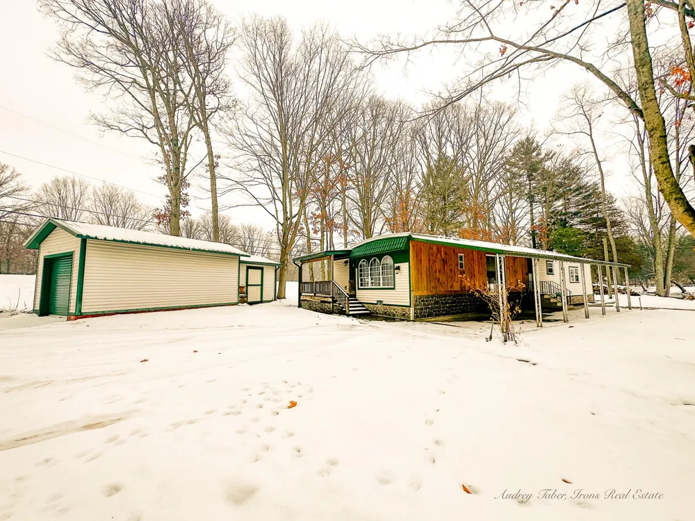 8933 E M 20 Newfield Township, MI 49421