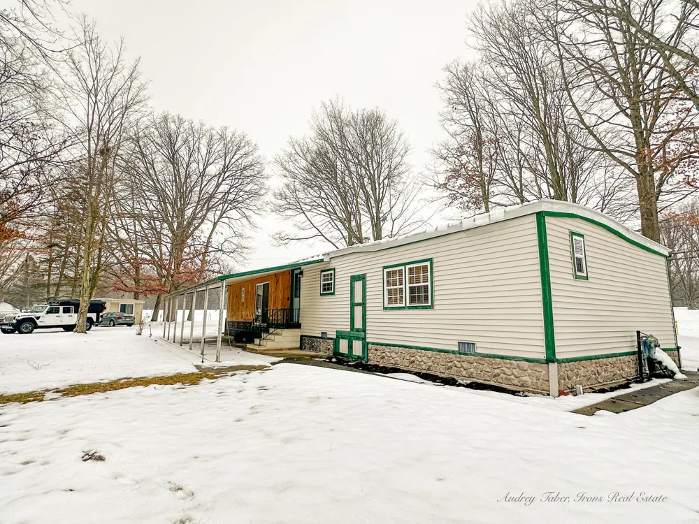 8933 E M 20 Newfield Township, MI 49421