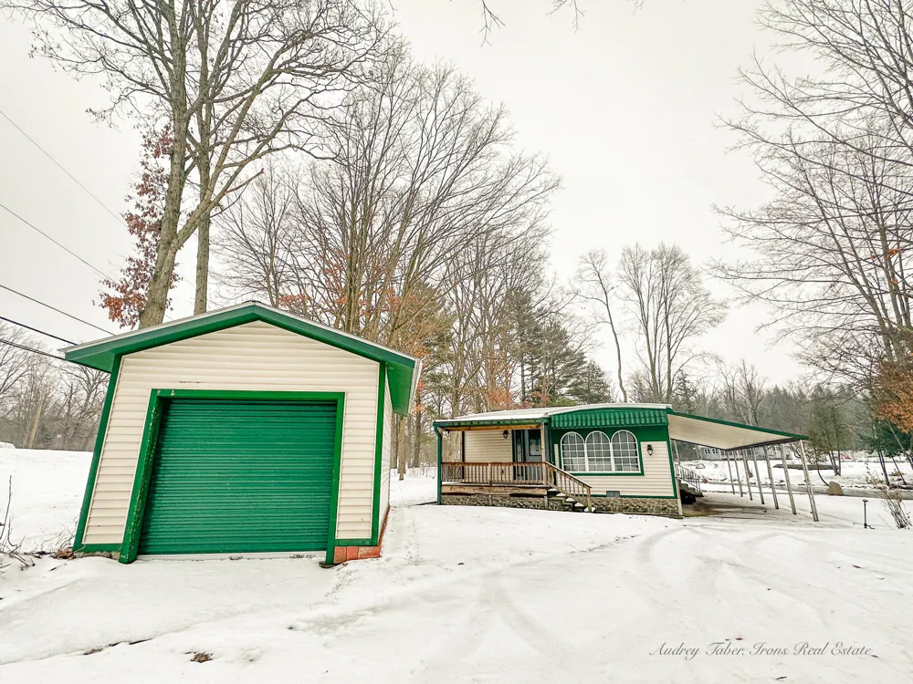 8933 E M 20 Newfield Township, MI 49421