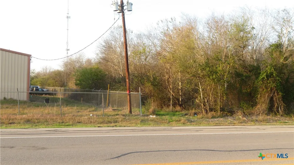 W Main Edna, TX 77957