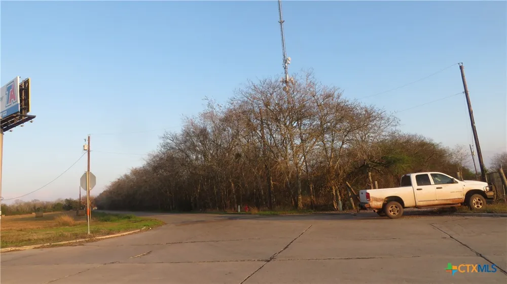 W Main Edna, TX 77957