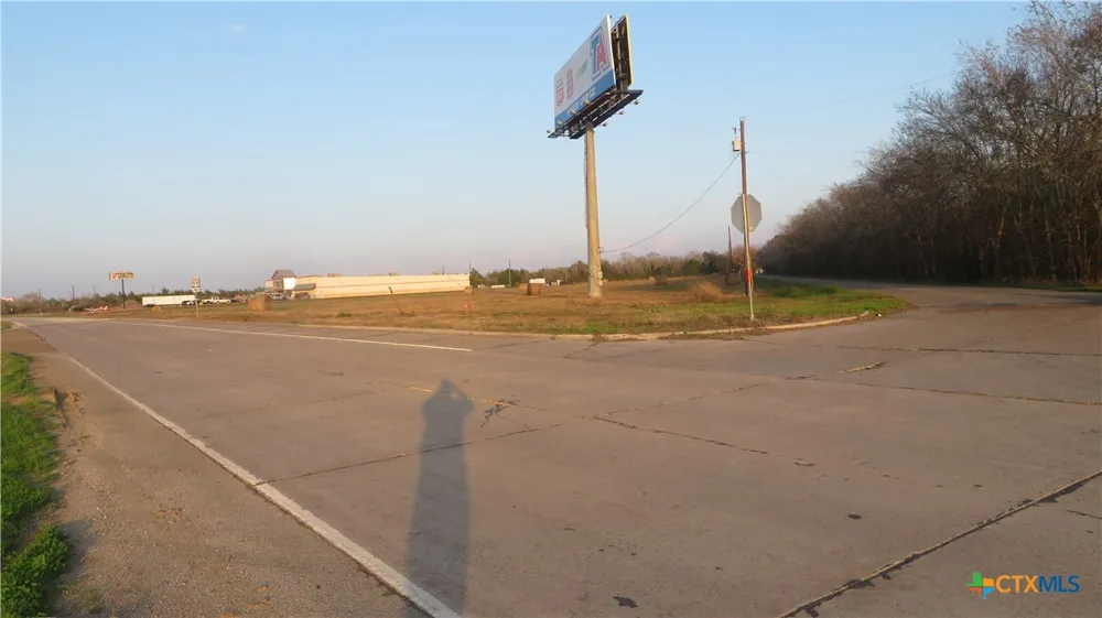 W Main Edna, TX 77957