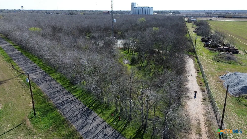 W Main Edna, TX 77957