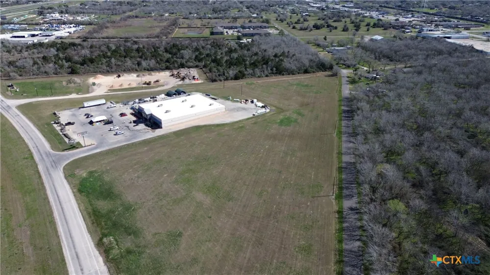 W Main Edna, TX 77957