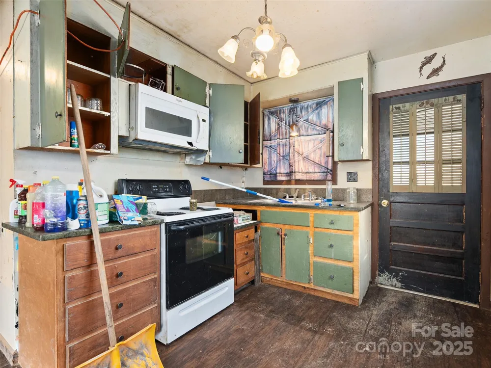 36 Lambert Lane Canton, NC 28716