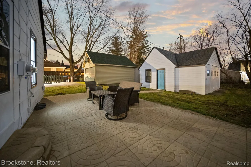 141 FERNDALE AVENUE Rochester City, MI 48307